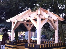 Ein individueller Holzpavillon mit Holzbau und Ziegelsteinen.