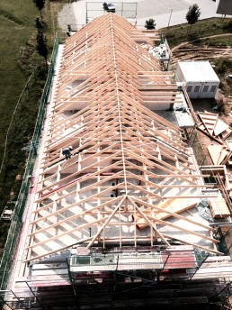 Eine Luftaufnahme eines im Bau befindlichen Hauses mithilfe einer Abbundanlage.