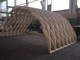 In unserer Manufaktur wird eine individuelle Holzbaukonstruktion hergestellt.