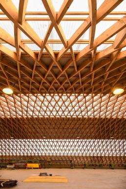 Die Decke des Gebäudes besteht aus Holz, geeignet für den Hallenbau und Lagerhallen-Einsatz. Zollinger-Bauweise
