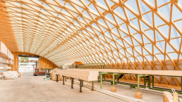 Das Innere unserer Elite-Holzbau Halle mit Holzdach.