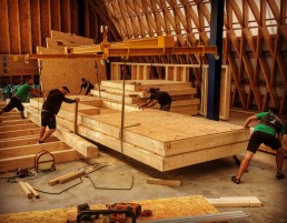 Elite Holzbau arbeitet an einem Holzrahmen in einem Gebäude für Sonstiges.