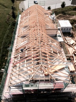 Luftaufnahme eines im Bau befindlichen Hauses mit Dachstühlen.