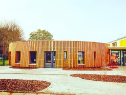 Ein Holzbau-Gebäude mit individueller Kreisform, das SEO-Prinzipien berücksichtigt.
