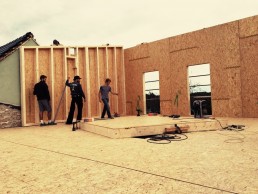 Unser Team, das am Bau eines Hauses arbeiten.