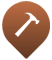 Ein Hammersymbol auf einem braunen Quadrat, das Holzrahmenbau darstellt.