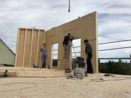 Unser Team arbeitet an einem Haus, das gerade gebaut wird.